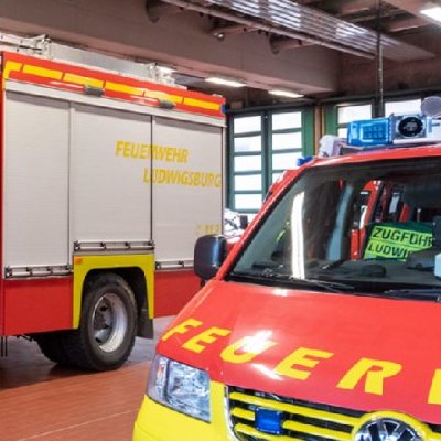Zwei Feuerwehrfahrzeuge der Feuerwehr Ludwigsburg in der Fahrzeughalle