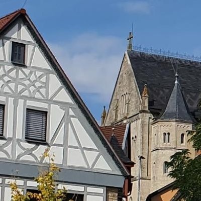 Fachwerkhaus und Kirche am Möhlerplatz in Igersheim