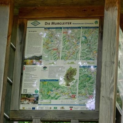 Tafel mit Karten der Murgleiter