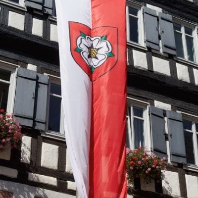 Rot-weiße Flagge vor einem Fachwerkhaus